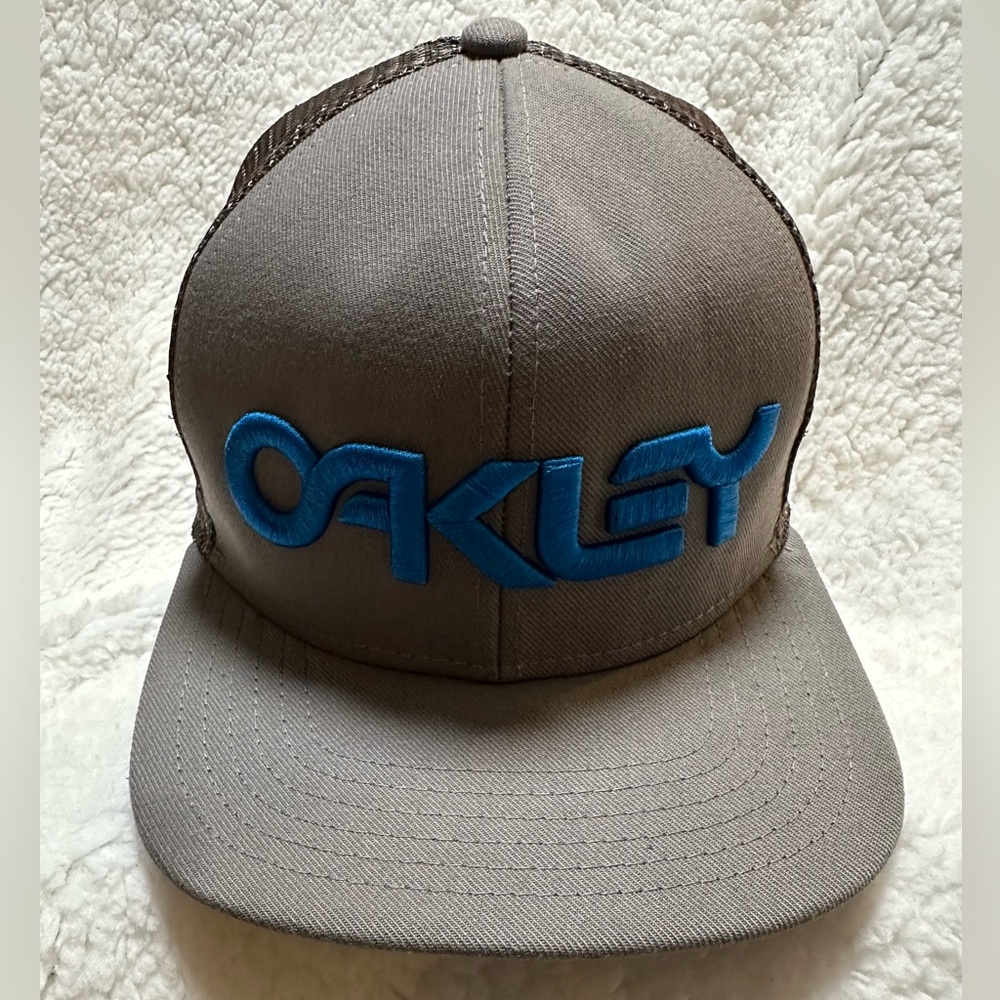 Oakley Men’s Flat Bill Hat Mesh Snap Back Gray w/Embroidered Blue Oakley Name